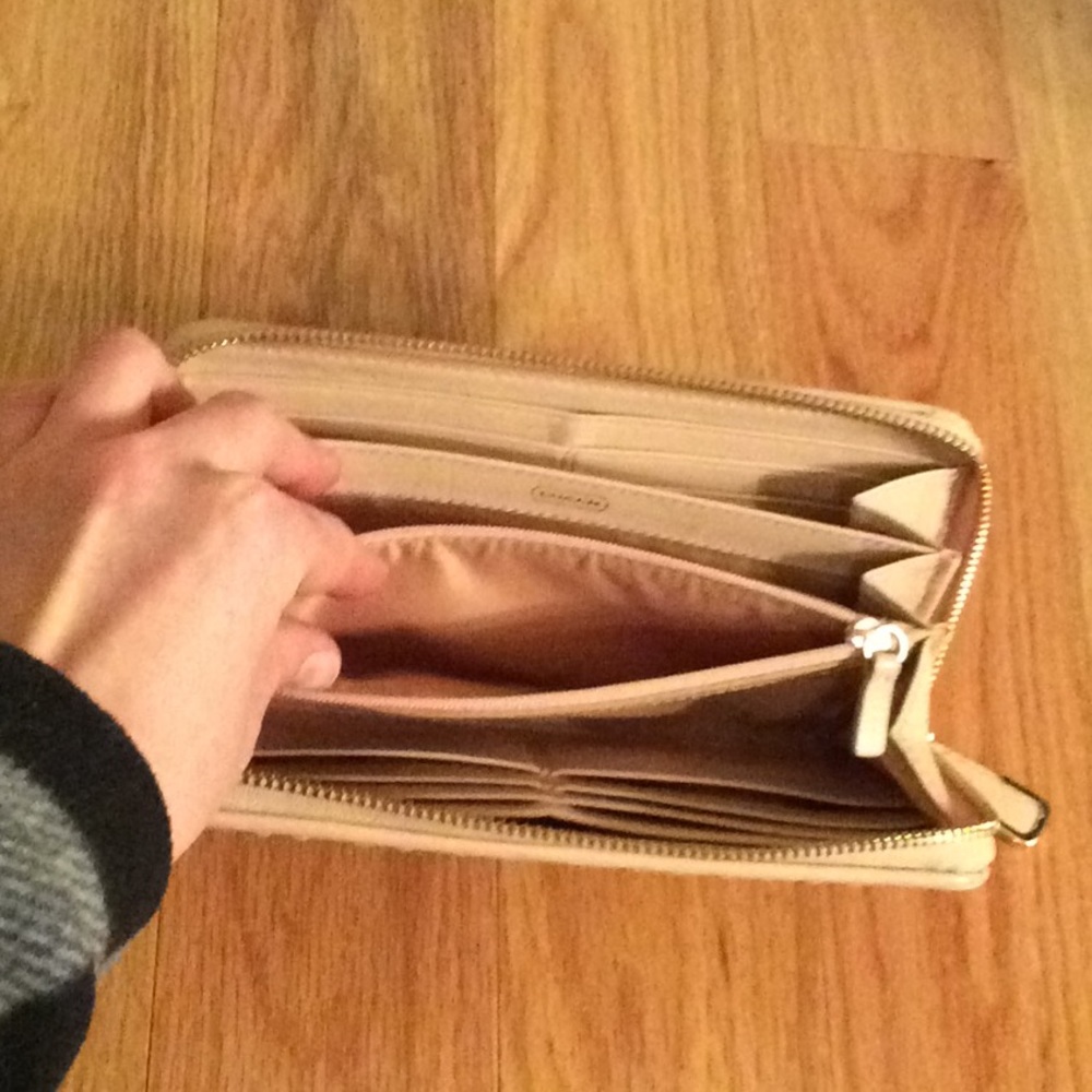 Authentic Coach wallet - Picture 4 of 7